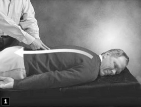 1. Begynn en nerveassist med å stryke ned begge sider av ryggraden med to fingre.